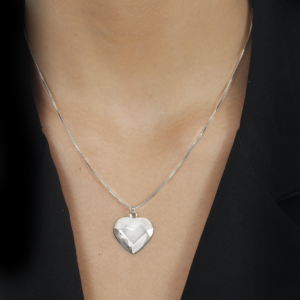Colar Prateado de Coração