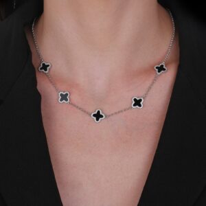 Colar Prateado de Trevos Pretos de Zircônia